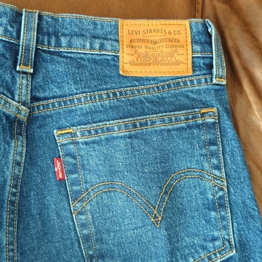 Levi's Women's Wedgie Fit Jeans - Picture 12 of 12